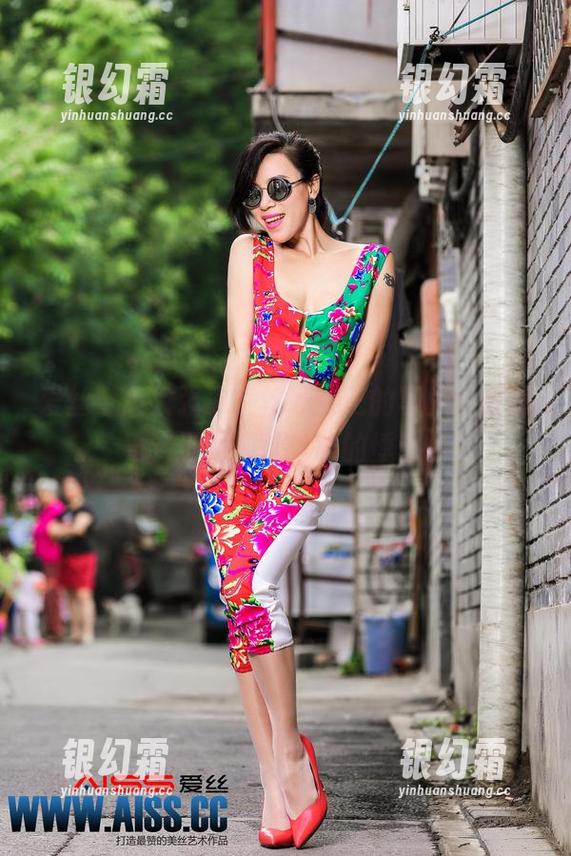 爱丝全集太强了，丝革女王的写真让我感受到那种难以言喻的悸动。