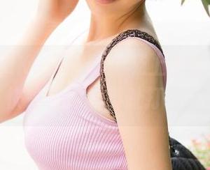 QingDouKe青豆客 – 杨上萱的美脚套图，快来为她的脚趾打call！