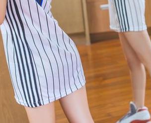 TouTiao头条女神 – 小心，李思彤的吊带美图，壁纸模式开启！