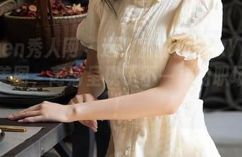 Xiuren秀人网 – 这组孟狐狸FoxYini的秘书美图，高清呈现了不一样的职场气场！