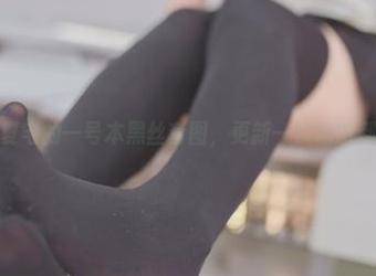 yoko夏宅的一号本黑丝套图，更新一次心脏都是稀碎