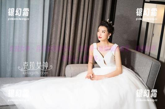 克拉女神 - 吕佳的校服壁纸，时候用一道朦胧的迷雾，模糊的界限就让人想更多。
