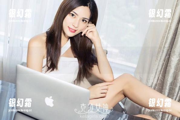 克拉女神-嘉萌 克拉女神 - 在线,为什么嘉萌穿这人字拖,好像完全不在意什么呢?这随性可真难得。
