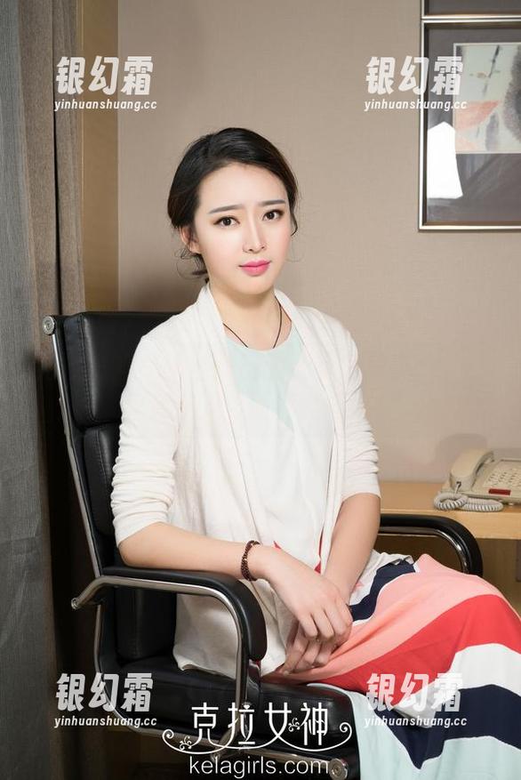 克拉女神 - 馨馨女王的无圣光写真：越简单越迷人反而更能吸睛！