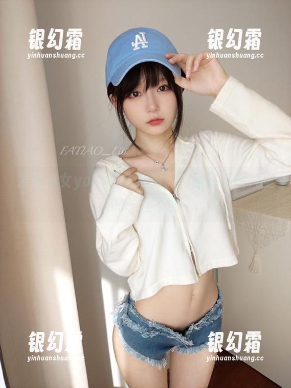 发条少女yoki的新系列，制服高清图片里的一丝不羁