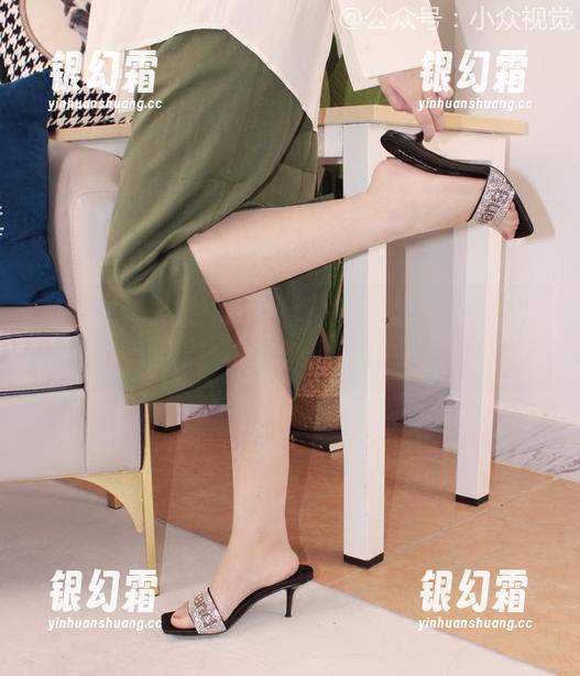 小众视觉-敏儿 小众视觉 - 更新提示:敏儿在教室里的每张图片都是灰尘与瓷器的交响曲!