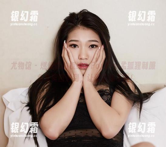 尤物馆 - 燃烧你的视线，FoxYini孟狐狸制服，免费美图送到，让你应接不暇！