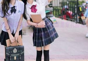 尤蜜荟 – 听说谭小灵在她的最新作品集里穿礼服遇到了一场“困难”的时刻。