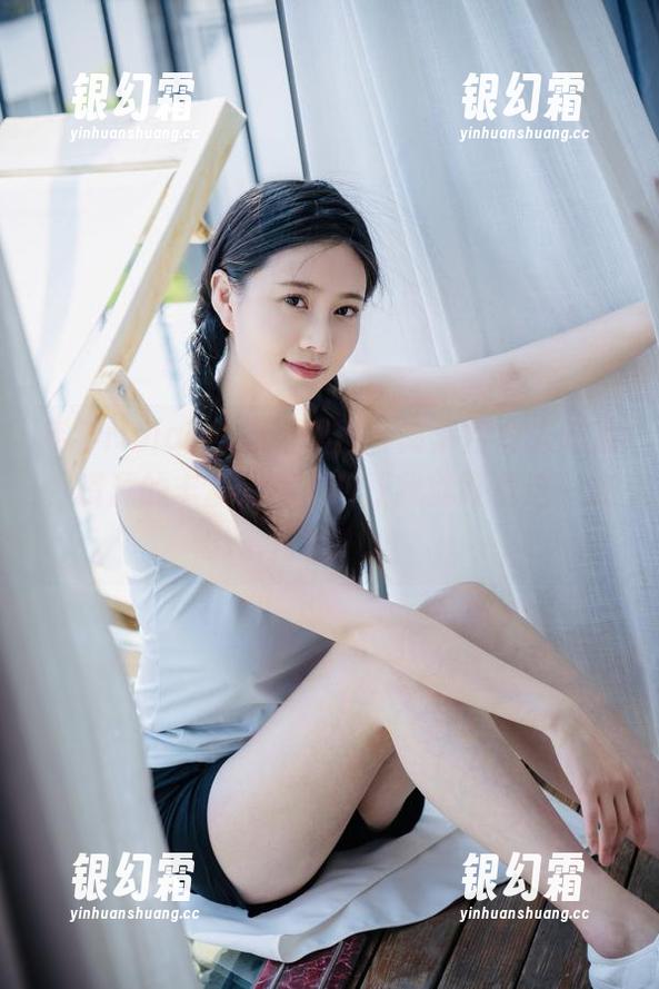 年年Nnian的橱窗作品，高清得令人咋舌，资源的丰富程度，反正我就盯着这一块儿看了。