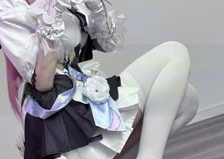 周末特供：幼爱youmeko的定制魅力，吊带袜恶魔图片，所谓诱惑不过如此？