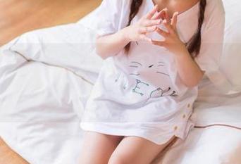 果团网 – 每一寸细节，这幅黄歆苑的女王高清原图太让人迷惘了…