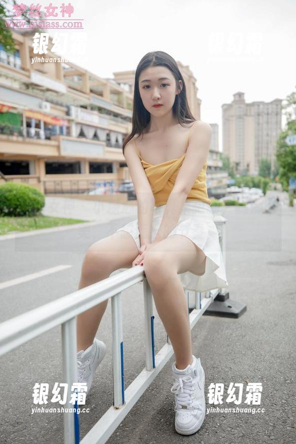 梦丝女神 - 小糖心的写真集更新，腿那么美，不想遮挡的节奏。