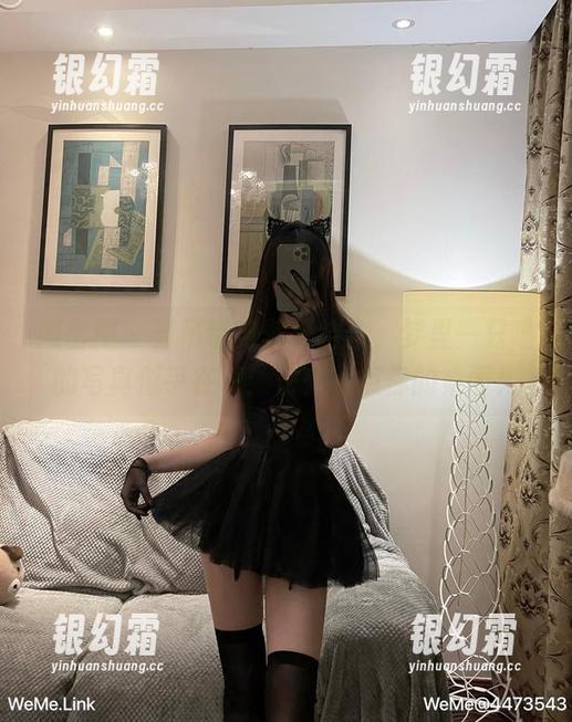 微密圈 - 当吊带与壁纸结合，梦里一只喵的写真似乎在说：快来装点你的桌面！