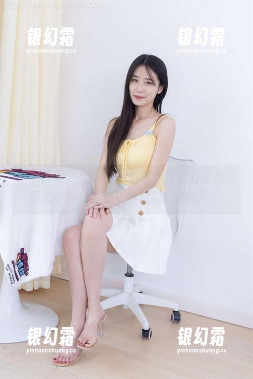 物恋传媒 - 定制你的想象，在小谷的裸足写真中寻找那难以言喻的“放松”。
