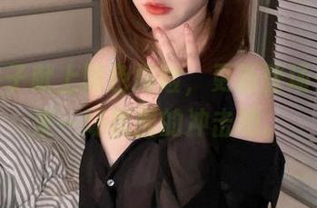 狐洛洛子献上黑色探险，更新登场！大胆来一场氛围的冲击吧。
