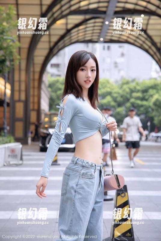 秀人网-璀灿 秀人网 - 套图体验,璀灿的美足,让我不禁想要衬托一些花纹