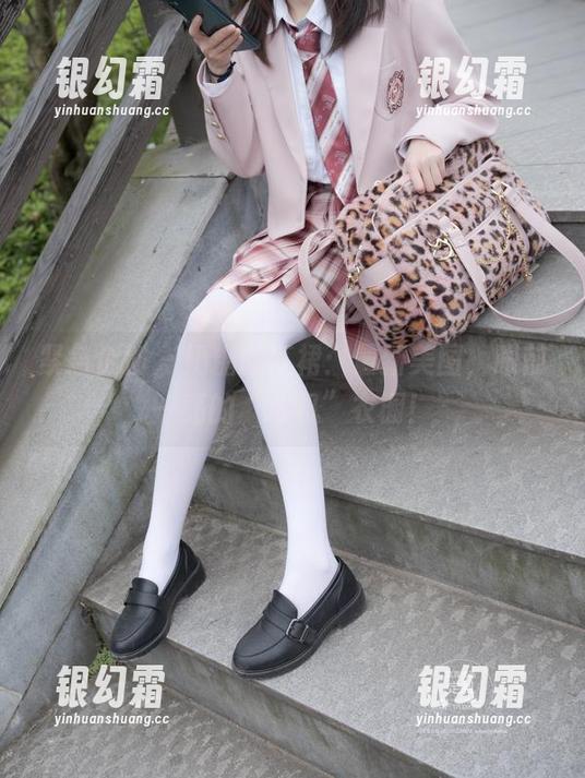 紧急企划 - 奶糖的红裙：最新美图，眼前一亮的“心机”衣橱！