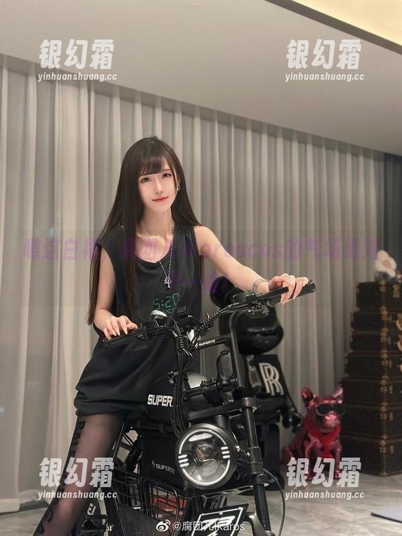 腐团儿Ikaros 瞧这白裙,腐团儿Ikaroscos的气场绝对不一般!