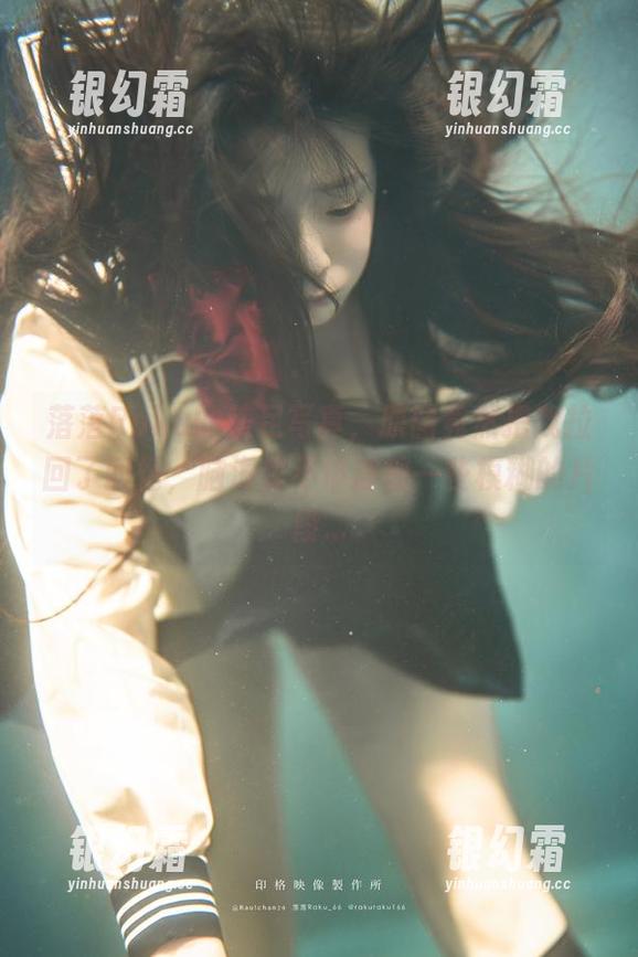 落落Raku的美足写真，原图竟然把我拉回了回忆，脑海里不停浮现一些模糊的片段...