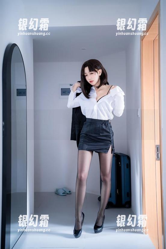 蓝小沂KiKi 你认真了?蓝小沂KiKi的免费套图只是迷雾爱情的无奈展示而已。