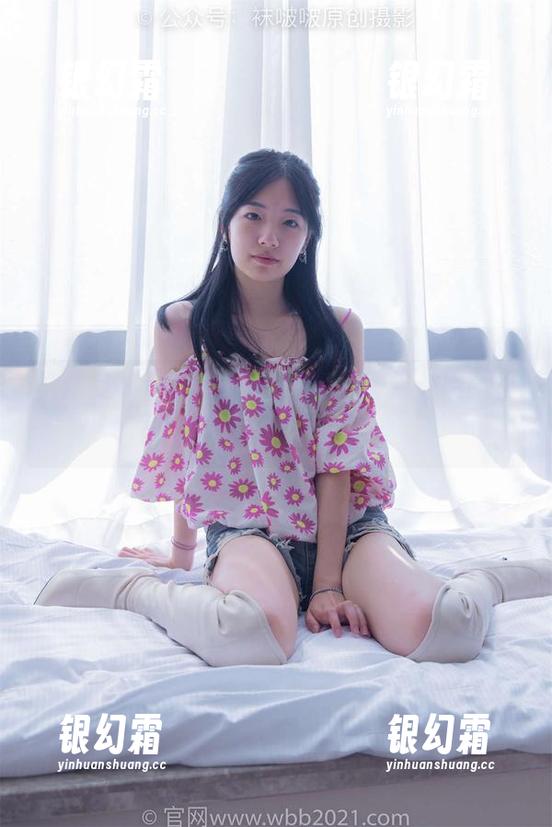 袜啵啵-小淳 袜啵啵 - 小淳的不平常肉丝写真,原图里有种“试看”的诱惑