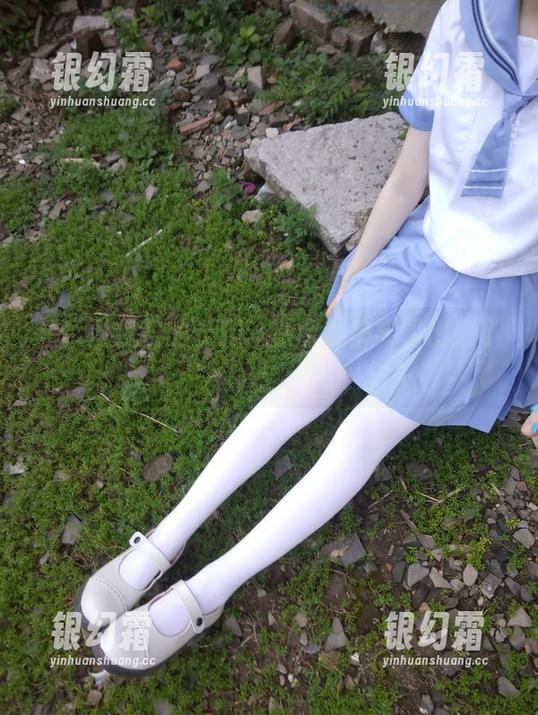 看！西尔酱的长腿，原图都快要溢出来了！