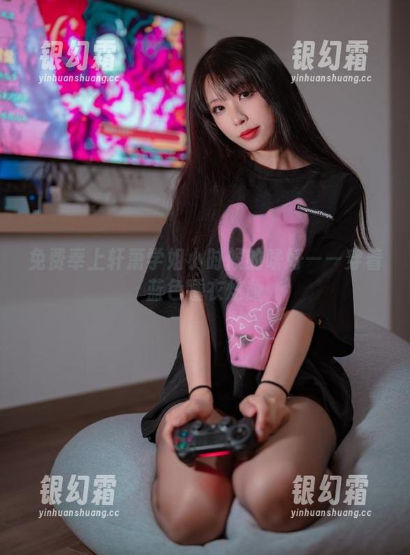 轩萧学姐 免费奉上轩萧学姐小时候的嗜好——穿着蓝色睡衣炫耀