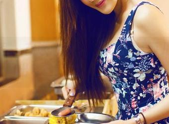 青豆客 – 在泳池边，无圣光的婕西儿，美图出奇地简约，随性又迷人。