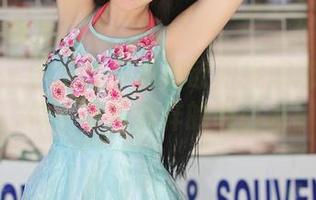 青豆客 – 学妹的书本和欧阳妮娜娜的私拍，似乎有种别样的吸引力。