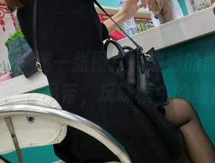 魔镜街拍 – 选一张图片，婷婷的黑丝美腿搭配白色吊带，玩味横生的组合！