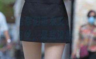 魔镜街拍 – 给你们带来艾小青的原图，超短裙再搭肉丝，是我没想到的搭配。