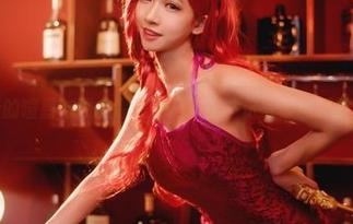 夏天的喧嚣与鳗鱼霏儿的写真：一份安静的图片沉思