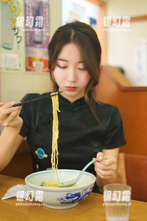 黑川玩穿搭——校服图包像是时间机器，带我回到会弹钢琴的那个春天，作品需慎重。